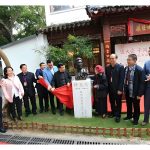 市文联党组书记、主席梁宇，著名艺术家乔红，驻香港中联办深圳副主任郭正林，龙岗政协副主席卓伟华，深圳市社会组织管理局副局长白凌，南方科技大学党委副书记张凌，市侨联副主席陈国红，以及陈学辉先生、中心主任张文昌共同为徐悲鸿铜像揭幕。