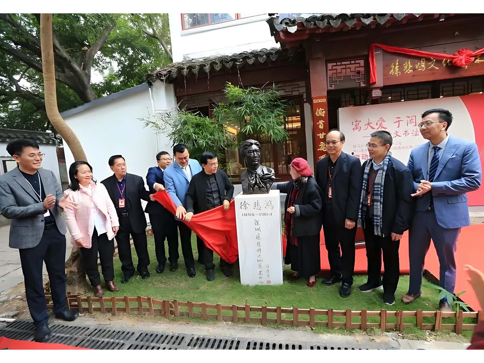 市文联党组书记、主席梁宇，著名艺术家乔红，驻香港中联办深圳副主任郭正林，龙岗政协副主席卓伟华，深圳市社会组织管理局副局长白凌，南方科技大学党委副书记张凌，市侨联副主席陈国红，以及陈学辉先生、中心主任张文昌共同为徐悲鸿铜像揭幕。