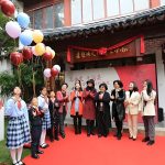 南山区委宣传部副部长宁少贤，原福田区政协主席、深圳女画家协会主席陈基渝，深圳市慈善会常务副会长房涛，南山区关工委副主任刘丽莉，慧之海科技总裁曲慧，启邦教育总裁林可熙，徐悲鸿杯美术比赛组委会叶文婷及四位青少年代表共同启动第八届徐悲鸿杯青少年儿童公益美术比赛。