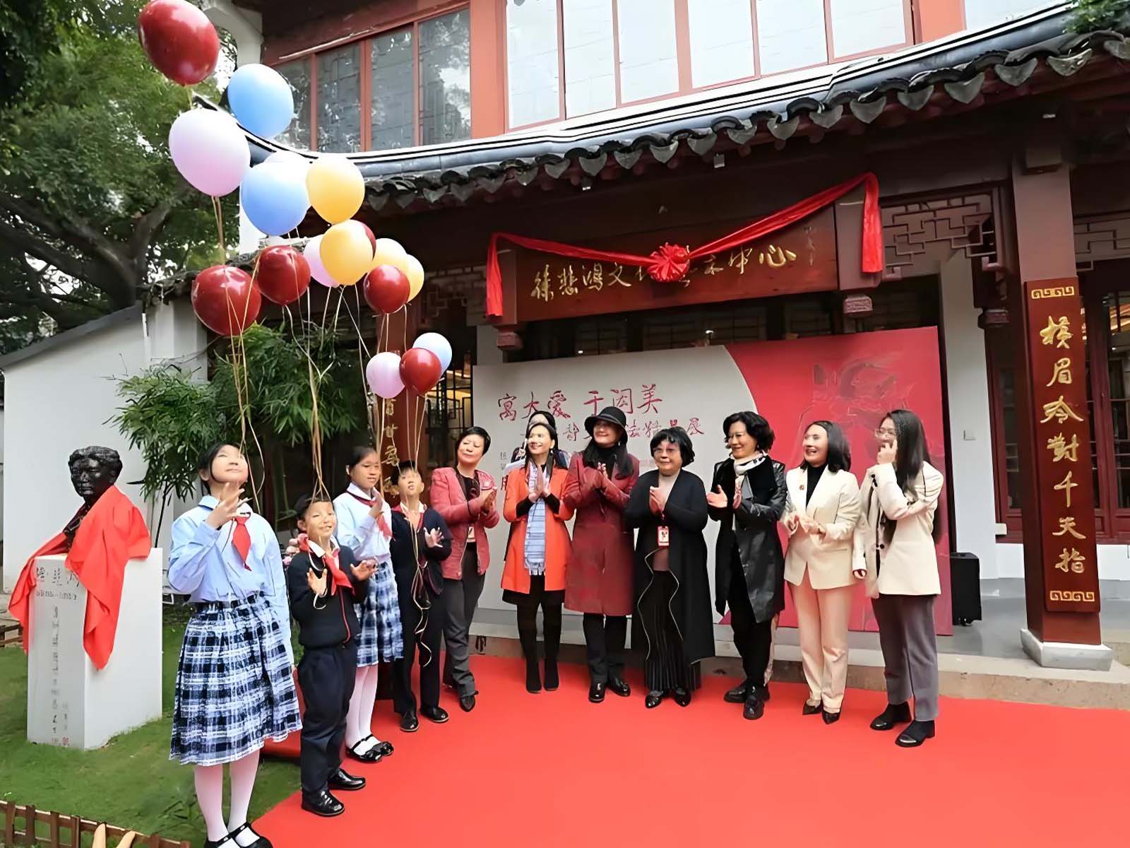 南山区委宣传部副部长宁少贤，原福田区政协主席、深圳女画家协会主席陈基渝，深圳市慈善会常务副会长房涛，南山区关工委副主任刘丽莉，慧之海科技总裁曲慧，启邦教育总裁林可熙，徐悲鸿杯美术比赛组委会叶文婷及四位青少年代表共同启动第八届徐悲鸿杯青少年儿童公益美术比赛。