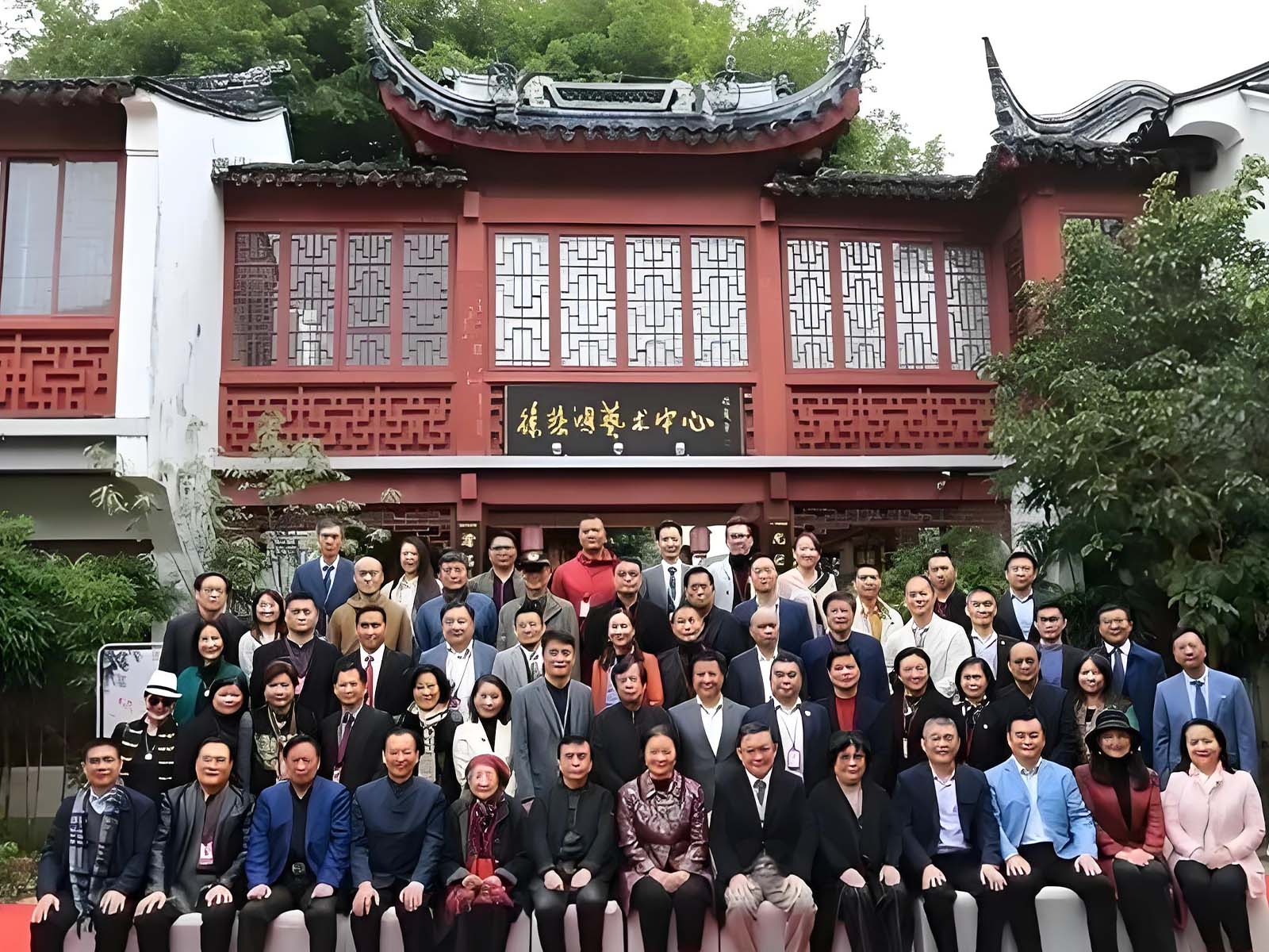 来宾在徐悲鸿艺术中心牌坊前集体合影留念
