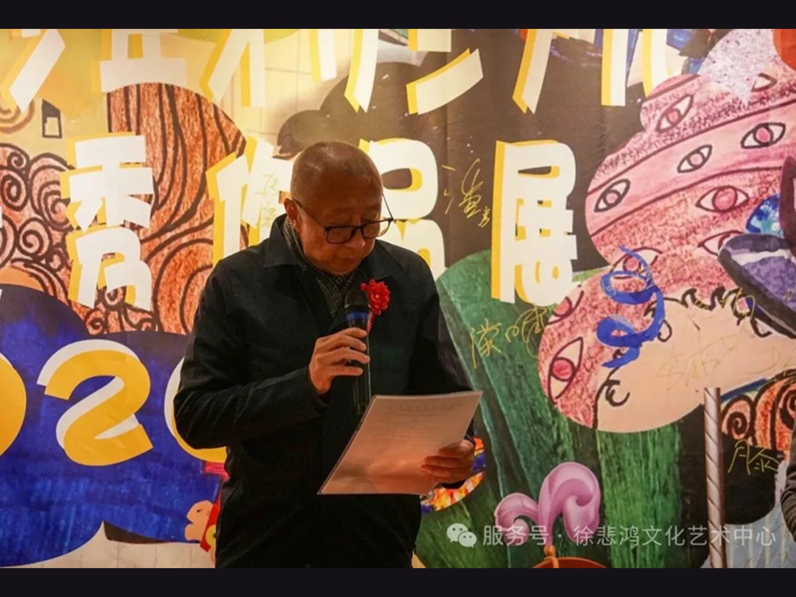 滕斐先生代为宣读张文昌主任致辞